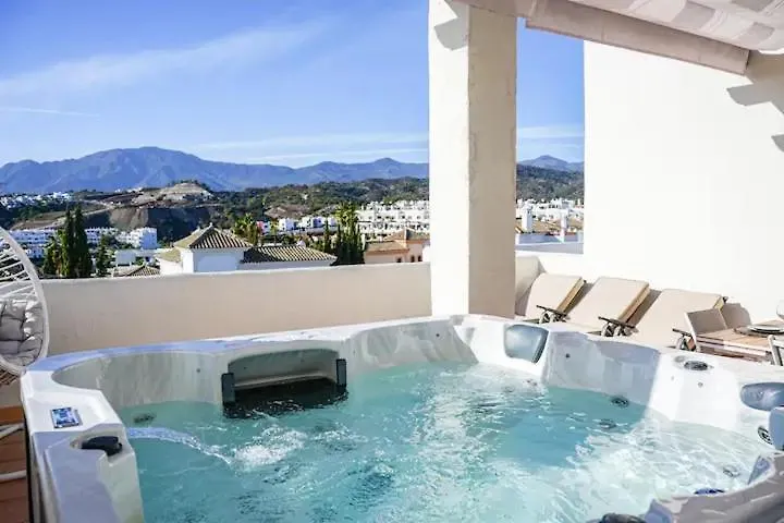 Penthouse In Estepona Met Jacuzzi En Zeezicht! Apartamento