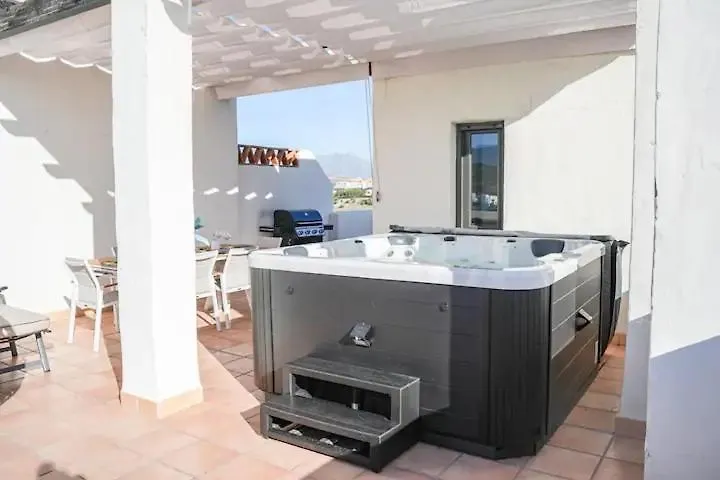 Penthouse In Estepona Met Jacuzzi En Zeezicht! 0*,